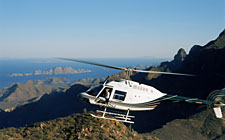 Exequiel Ezcurra en helicóptero, Cuadro del Oasis Marino, copyright 2000 CinemaCorp de las Californias