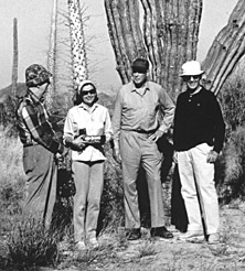 Fotografía en blanco y negro de Charles Lindbergh y su grupo en frente de un Cardón en Baja California.